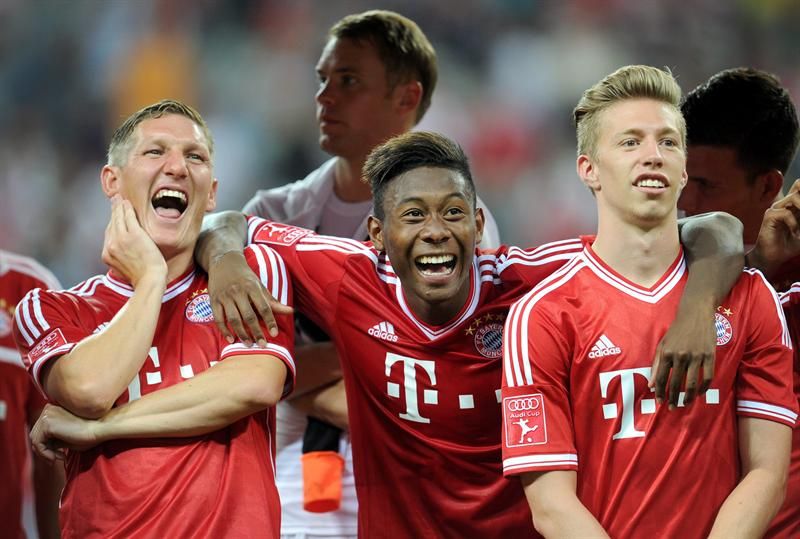 Schweinsteiger, Alaba e Weiser, do Bayern de Munique, se divertem durante a premiação da Copa Audi | Tabias Hase / EFE