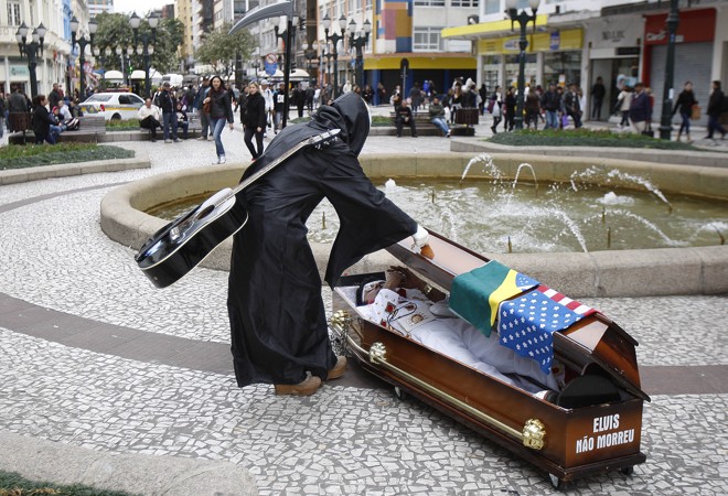 Morte abre o caixão para o show do fã começar |