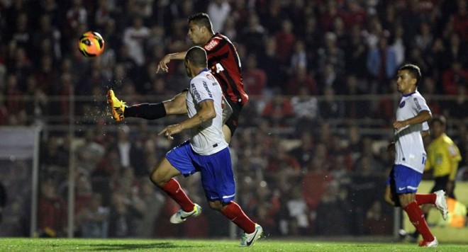 Responsável pela assistência para gol da vitória, Dellatorre arrisca o chute na Vila | 