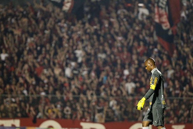 Goleiro Jefferson lamenta a derrota do Botafogo para o Atlético, que tirou a chance de o time carioca voltar à liderança |