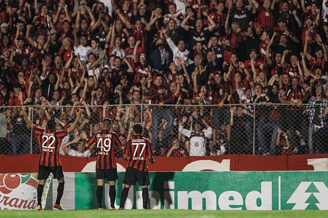 Everton, Dellatorre e Ederson comnemoram o primeiro gol do Atlético diante do Botafogo |