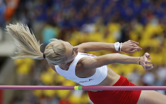 Justyna Kasprzycka, da Polônia, passa raspando da barra no salto em altura | 