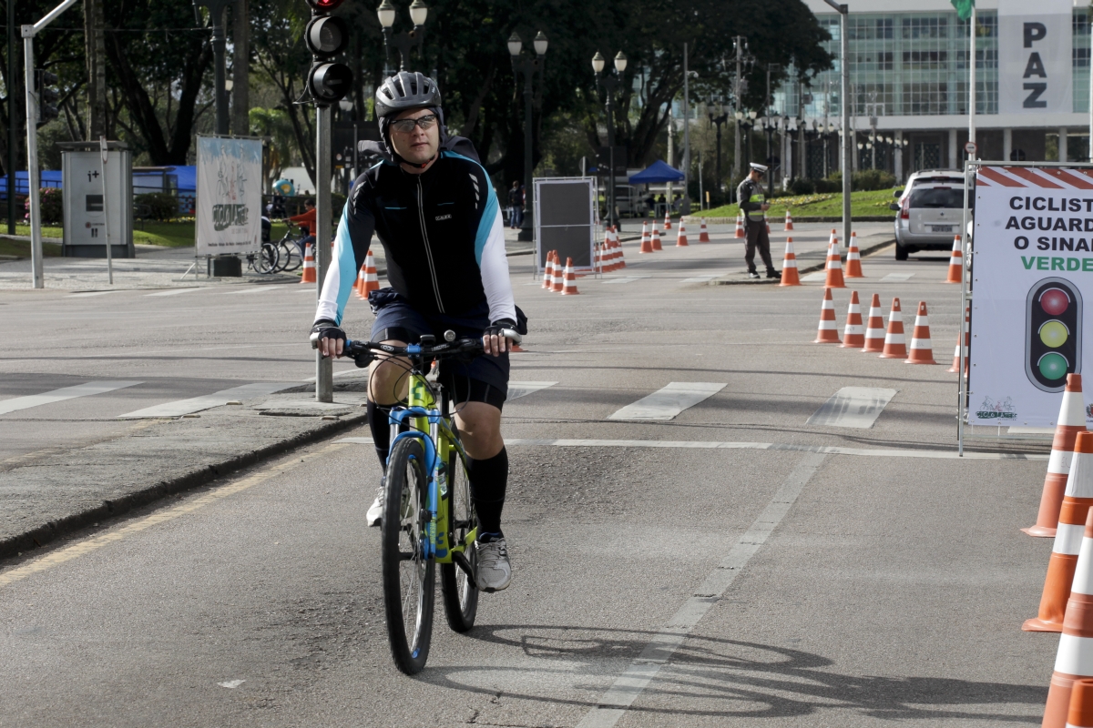 Mesmo no Dia dos Pais, curitibanos aproveitaram para andar de bicicleta pelas ruas | André Rodrigues/Agência de Notícias Gazeta do Povo