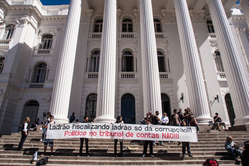 Grupo se concentrou em frente à Praça Santos Andrade | Brunno Covello/Agência de Notícias Gazeta do Povo