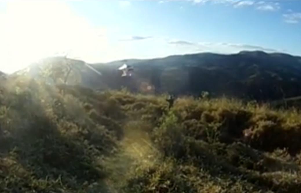 Polícia pensou que a história fosse um trote, no entanto os jovens persistiram nas ligações e o resgate foi feito | Reprodução / RPC TV