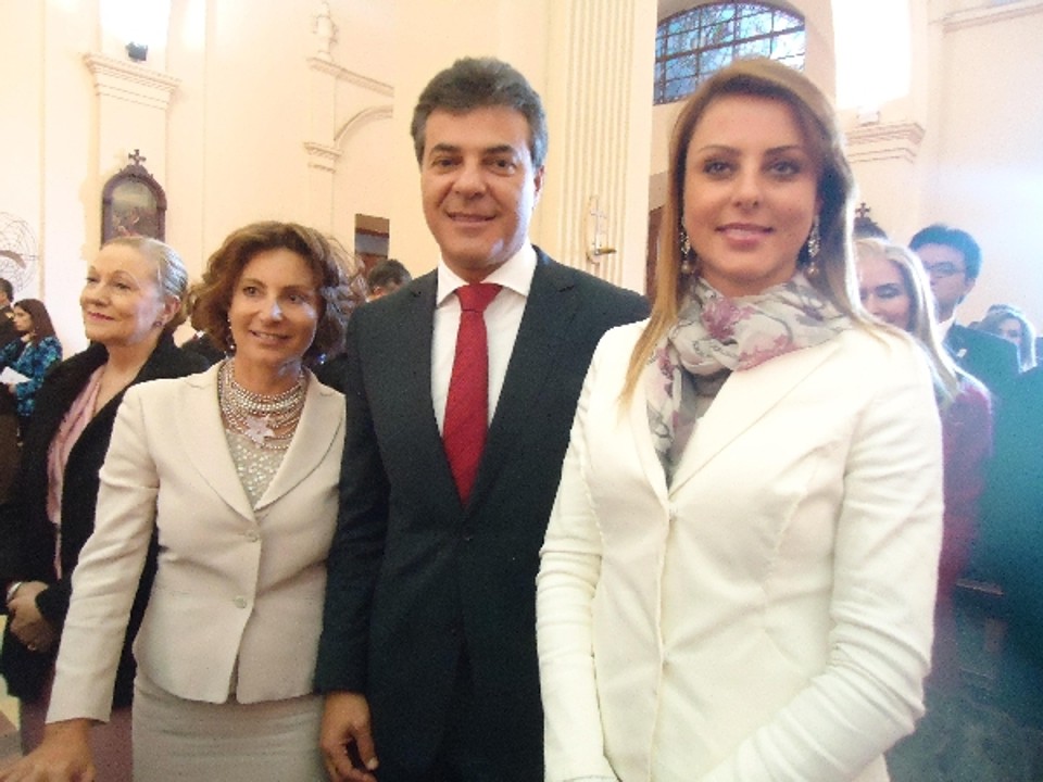 O governador Beto Richa na Catedral de Assunção entre a deputada ítalo-brasileira Renata Bueno (à dir.) e a embaixadora da Itália no Paraguai, Antonella Cavallari, na missa em comemoração ao 476º aniversário de fundação da capital paraguaia, neste domingo. Renata esteve na posse do novo presidente do Paraguai, Horacio Cartes | Gisele Figueiredo