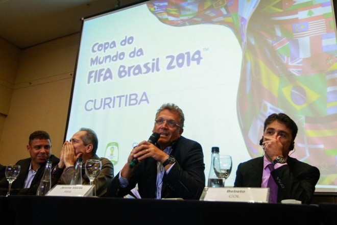 Ronaldo, ministro Aldo Rebelo, o secretário da Fifa Jérôme Valcke (centro) e Bebeto: sem teto |