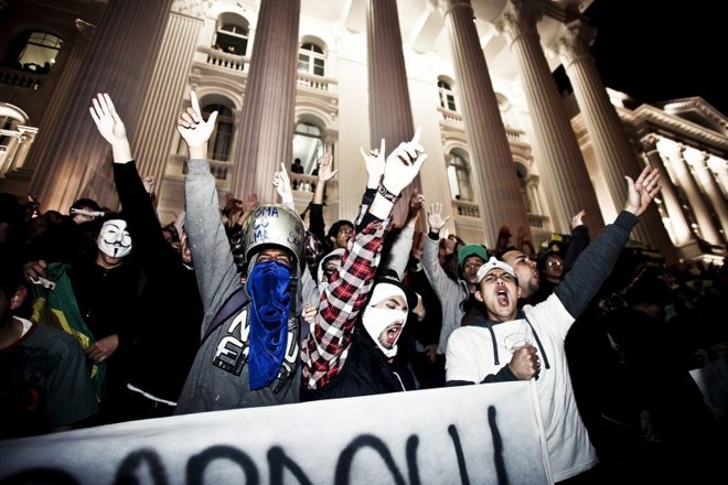 Protesto em frente ao prédio histórico da UFPR foi clicado por André Rodrigues | 