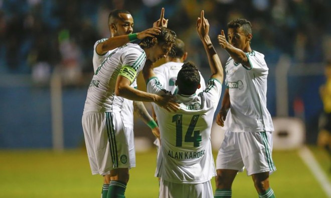 Alan Kardec passou por quatro marcadores antes de marcar o primeiro gol do Palmeiras contra o São Caetano | Pervi Fonseca/Agif/Folhapress