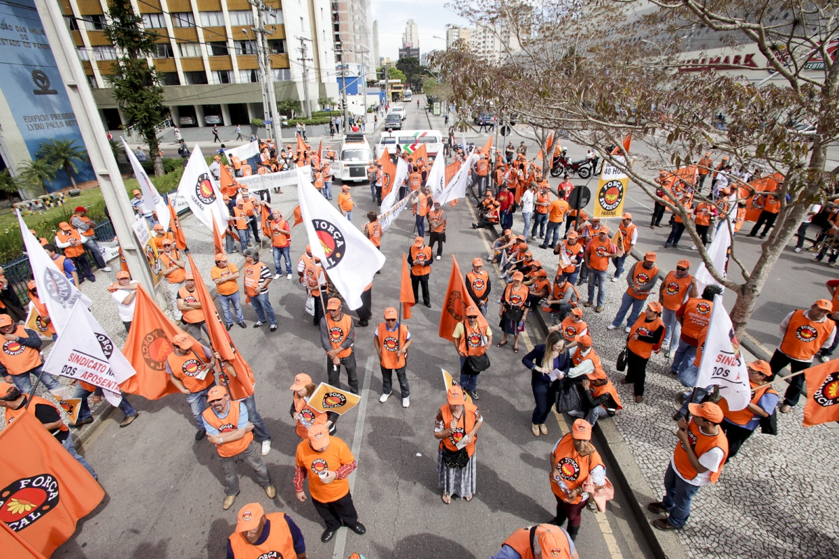 Protesto reuniu mil pessoas, segundo os manifestantes, e 250, segundo a Guarda Municipal | André Rodrigues/Agência de Notícias Gazeta do Povo