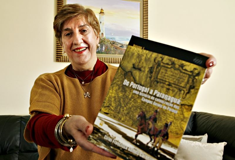 Cirlei Francisca Gomes Carneiro, descendente da família Rolim Carneiro e autora do livro | Josué Teixeira/Gazeta do Povo