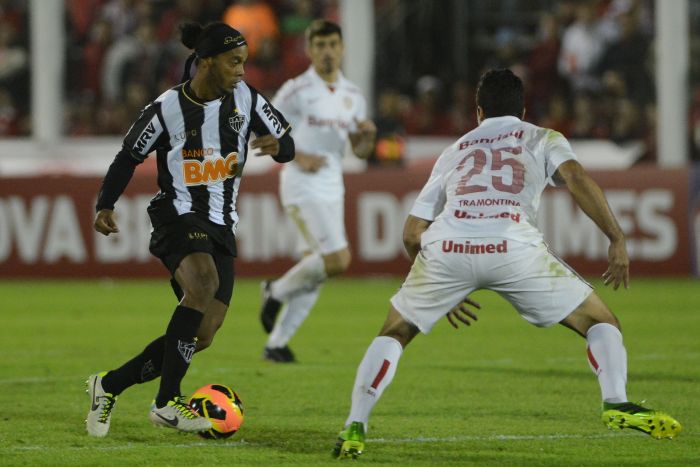 Ronaldinho Gaúcho disputa bola com Ronaldo Alves no empate do Galo com o Inter por 0 a 0. | Edu Andradre / Fatopress-Folhapress