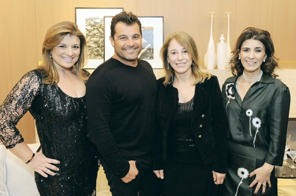 O CEO Internacional da Artefacto, Paulo Bacchi, prestigiou na terça-feira o evento de apresentação das novas vitrines da Mostra Artefacto 2013, durante o qual a construtora Baggio lançou a 12ª edição de sua revista. Na foto, as arquitetas Inês Jeiss e Cris Daros (ambas à dir.), que assinam as vitrines, e a empresária Blanca Baggio (à esq.) | Gerson Lima