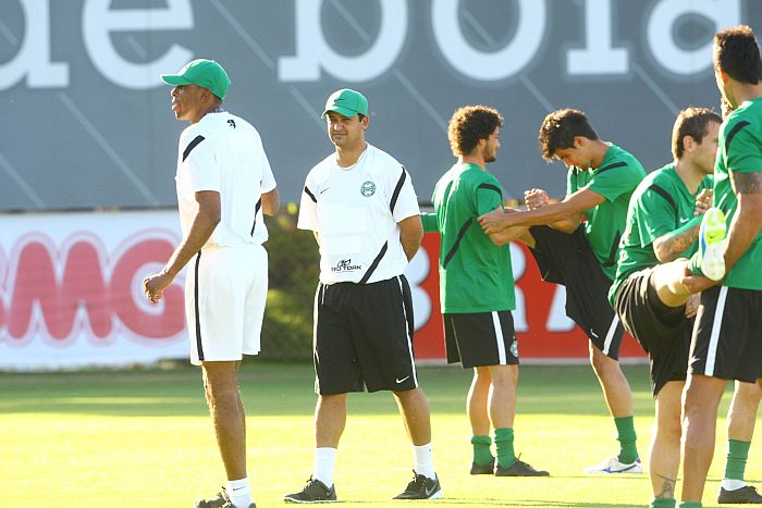 Técnico Marquinhos Santos no treino do Coxa no CT do Galo: técnico optou por Gil no lugar de Alex | André Brant / Hoje em Dia