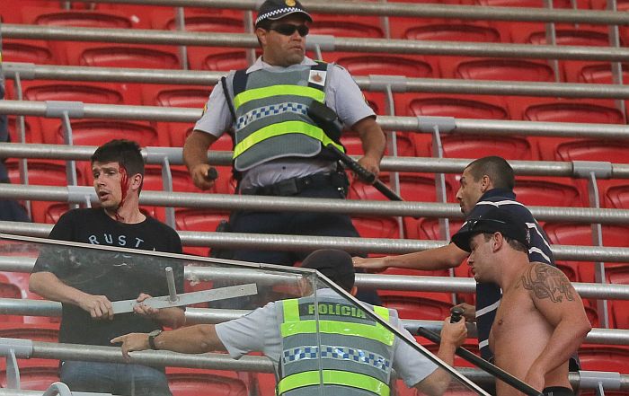 Torcedor ferido no confronto das torcidas de Vasco e Corinthians no Estádio Mané Garrincha | Sérgio Lima / Folhapress