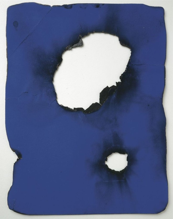 Monocromia Azul Perfurada pelo Fogo, do francês Yves Klein, é uma das obras em cartaz na exposição ZERO |