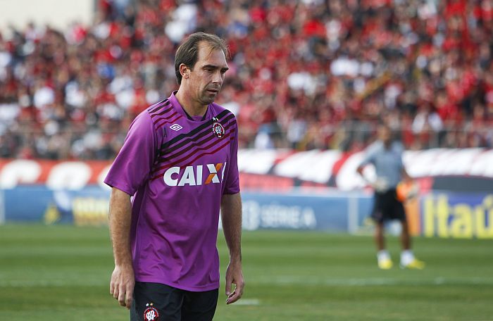 Meia Paulo Baier foi suspenso por uma partida e não enfrenta o Náutico no dia 31 de agosto | Daniel Castellano / Gazeta do Povo