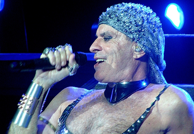 Ney bem solto, com figurinos extravagantes | Divulgação