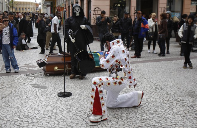 Fã fez uma performance musical no centro |