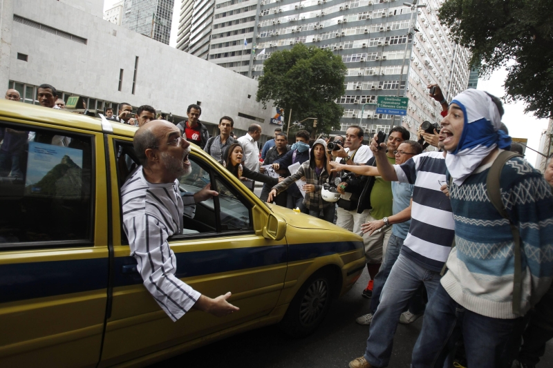 Funcionários da Câmara foram hostilizados e tiveram dificuldade para deixar o local | Pilar Olivares/ Reuters