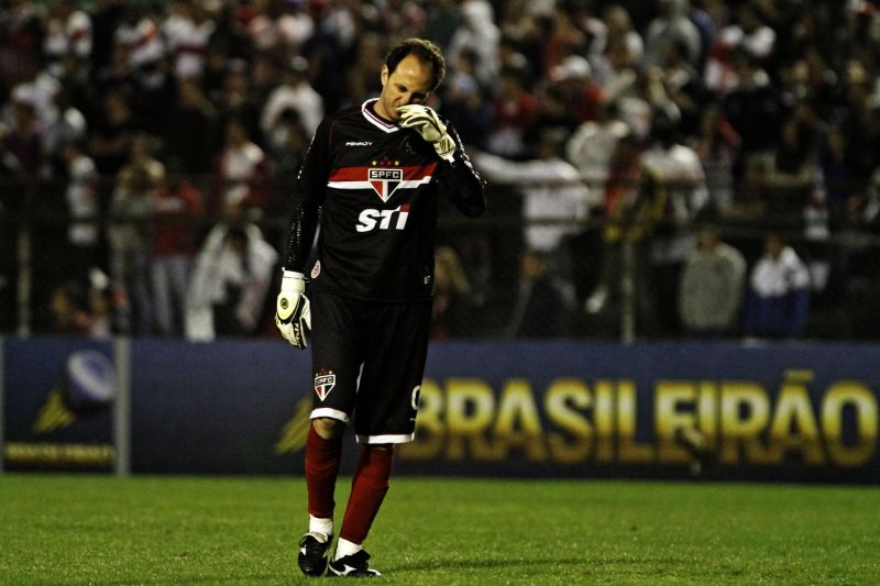 Rogério Ceni cobrou pênalti e Lauro defendeu, desperdiçando a chance de virar o placar. | Léo Pinheiro/Folhapress