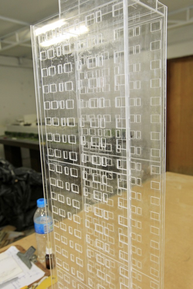 Placas de acrílico são cortadas em máquinas. Depois recebem tinta especial e ganham detalhes manual-mente |