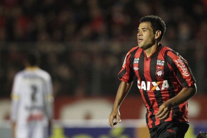 Éderson faz a festa após marcar o gol da virada rubro-negra que elevou o time à quinta posição |
