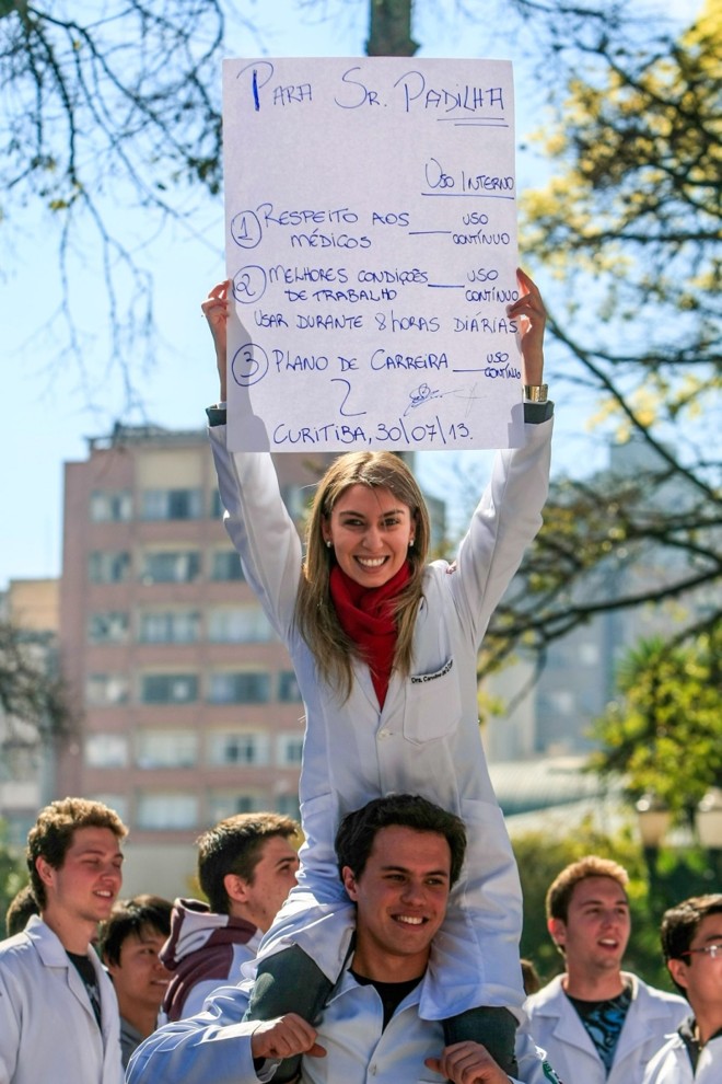 Médicos se concentraram na Praça Rui Barbosa, em Curitiba |