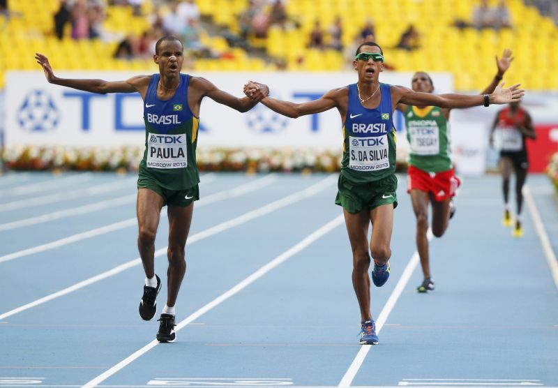 Os atletas brasileiros Paulo Roberto Paula (à esquerda) e Solonei da Silva terminam a maratona de mãos dadas | REUTERS/Lucy Nicholson