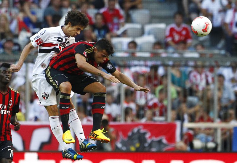 Rodrigo Caio disputa a jogada pelo alto com Petagna, do Milan, na Allianz Arena | Michaela Rehle / Reuters