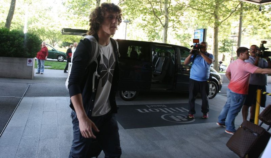David Luiz chega ao hotel da seleção em Basileia elogiando o grupo montado por Felipão