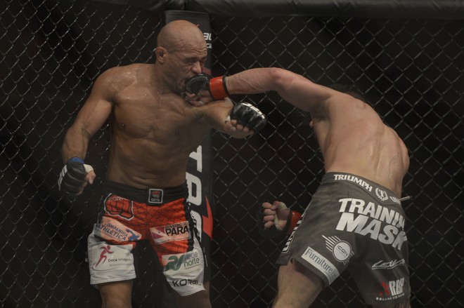 Iliarde Santos não resistiu a Ian McCall e foi derrotado após três rounds |