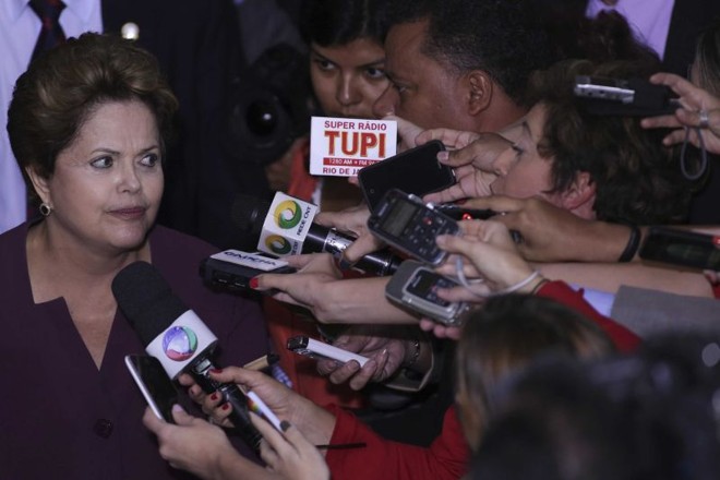 Dilma Rousseff aos repórteres: Eu tenho a impressão que a base só é brava com você. Comigo, ela não é brava | Ueslei Marcelino/Reuters