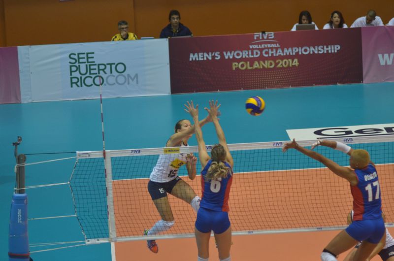 Monique Pavão sobe e enfrenta o bloqueio das jogadoras porto-riquenhas. | Divulgação/FIVB