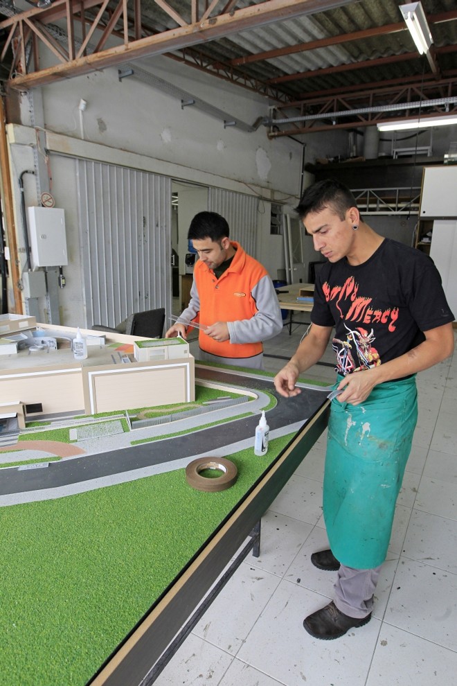 Só as placas de acrílico são produzidas por máquinas. A finalização da maquete é artesanal e feita com todo cuidado |