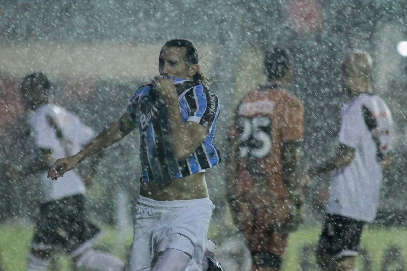 Com muita chuva, Barcos comemora o primeiro gol gremista em São Januário | Luciano Belford / Futura Press / Folhapress