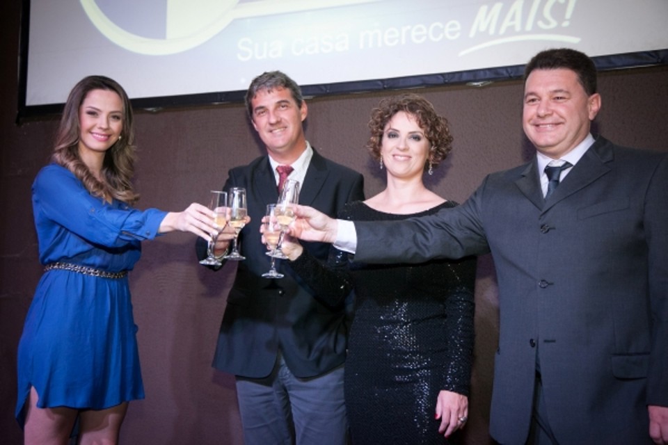 Os sócios do Grupo Foxlux Paulo Bellini, Maura Senes e Paulo Ribeiro (a partir da esquerda), no coquetel de lançamento da linha UD Mais, nesta quarta-feira, no Taboo Eventos. À esquerda, de azul, a mestre de cerimônias Kelly Pedrita | Amarildo Henning