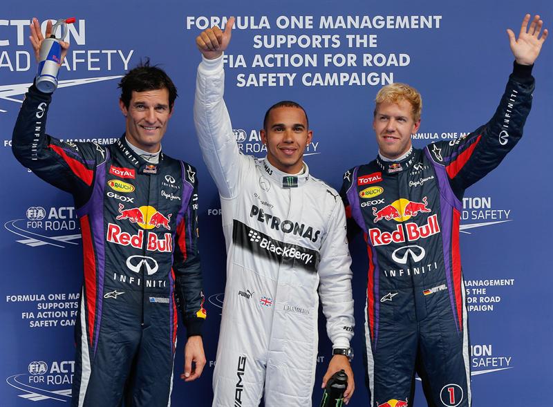 Lewis Hamilton comemora a pole na Bélgica. Sebastian Vettel (à direita) e Mark Webber (à esquerda) largam em seguida | EFE/EPA/Valdrin Xhemaj