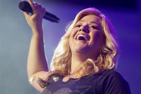 Kelly Clarkson durante apresentação no encontro anual de acionista do Walmart em Fayetteville, no Arkansas | REUTERS/Rick Wilking