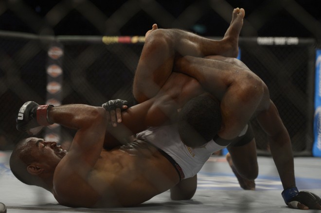 Serginho encaixou triângulo para vencer pela segunda vez no UFC |