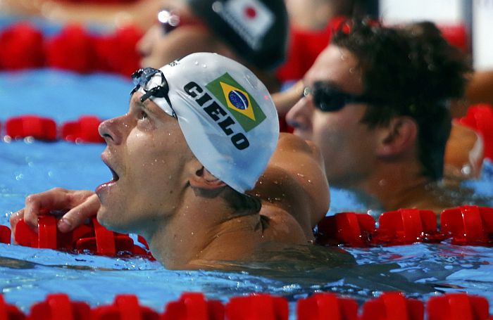 Cesar Cielo observa seu tempo na semifinal dos 50 metros livre em Barcelona | Michael Dalder / Reuters