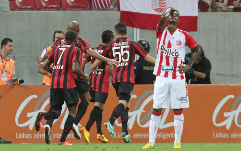 Jogadores do Atlético comemoram o primeiro dos quatro gols do Atlético contra o Náutico | Guga Matos / JC Imagem / Folhapress
