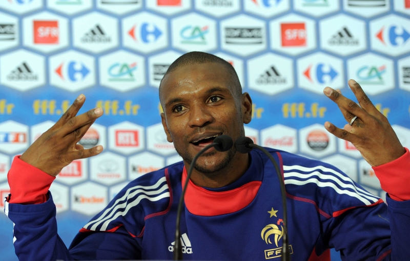 Eric Abidal com o uniforme da seleção francesa antes dos problemas de saúde |