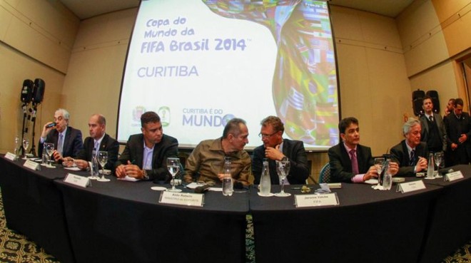Mesa da entrevista coletiva em hotel no centro de Curitiba | 