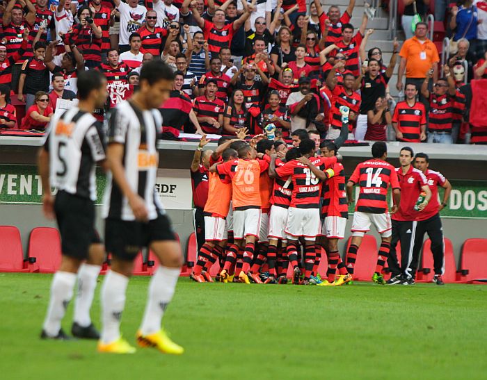 Jogadores do Flamengo comemoram gol de Elias na vitória sobre o Atlético-MG | Joel Rodrigues / Folhapress