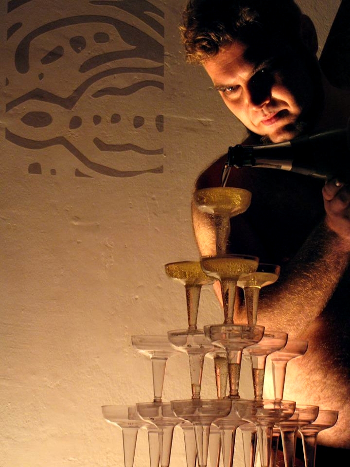 Henrique Saidel na performance Minha Vida: Esse Grande Comic Sans Negrito Fúcsia | Kátia Horn/Divulgação