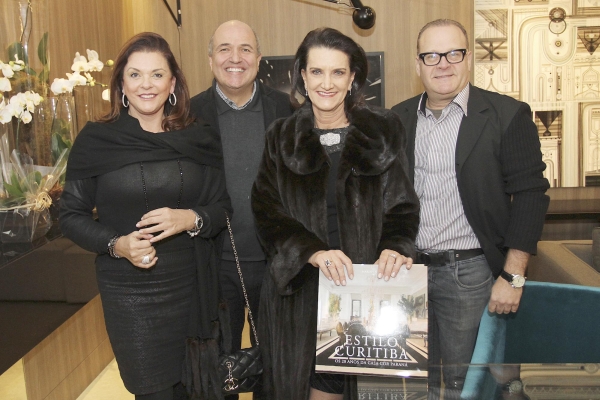 Marina Nessi (ao centro) lançou na segunda-feira o livro Estilo Curitiba na Casa Cor em comemoração aos 20 anos da mostra no Paraná. Entre os convidados estavam a empresária Beatriz Séra, o arquiteto Jayme Bernardo (ambos à esq.) e o designer de interiores Roberto Amaral da Cunha | Valterci Santos