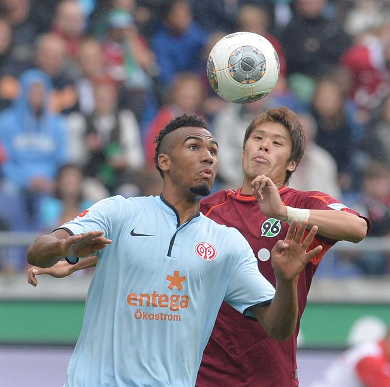 Hiroki Sakai (à direita), do Hannover, disputa bola com Eric Maxim, do Mainz | EFE/EPA/CARMEN JASPERSEN