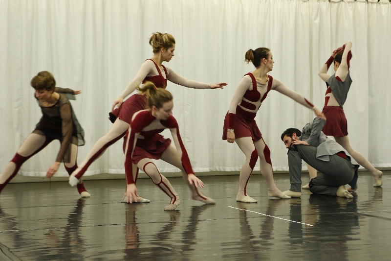 Enquanto Desvio tem cinco mulheres em cena e um solista homem, priorizando o trabalho em conjunto... | Marcelo Andrade/Gazeta do Povo