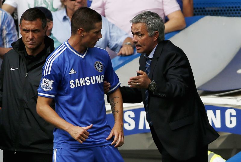 Técnico do Chelsea, Jose Mourinho (à direita) conversa com Fernando Torres durante partida contra o Hull City | REUTERS/Eddie Keogh